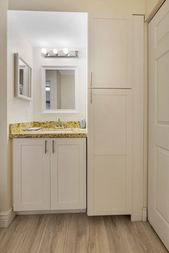 Building Photo - 6562 Boca Del Mar Dr