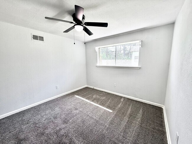 Building Photo - 325 Marilyn Dr