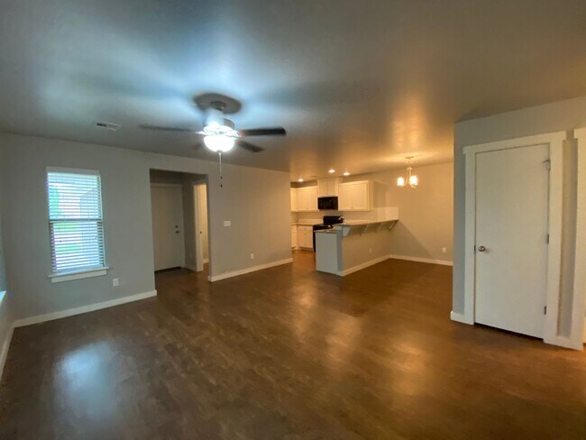 Building Photo - 3 Bed 2 Bath Duplex in Moore Schools!