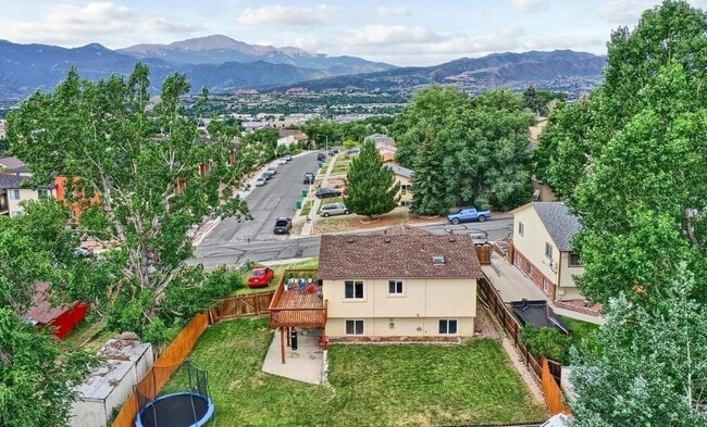 Building Photo - 3 Bedroom 2 Bath Single Family Home Near U...