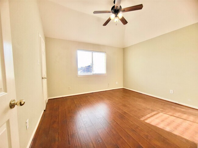 Building Photo - 1916 Lakewinds Dr