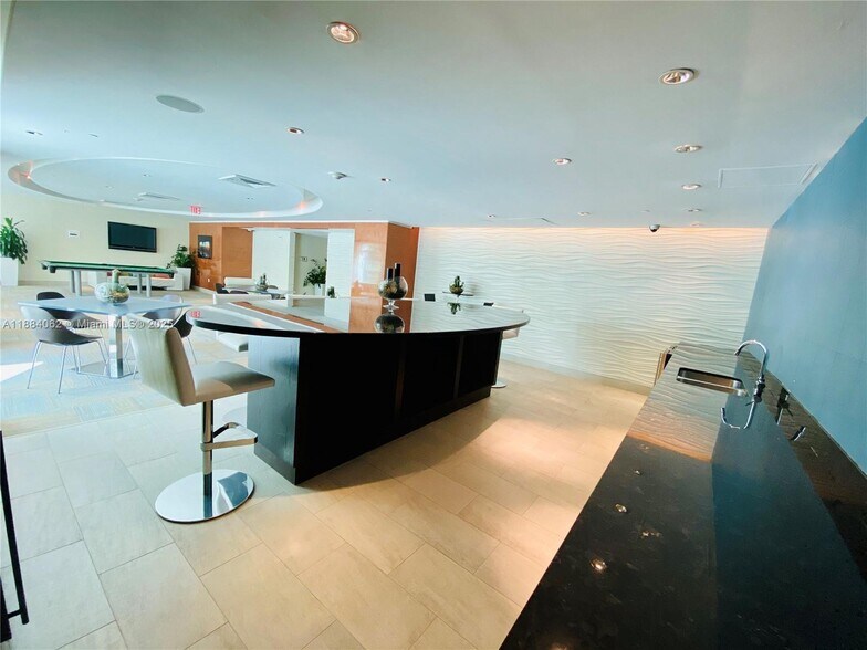 Building Photo - 950 Brickell Bay Dr