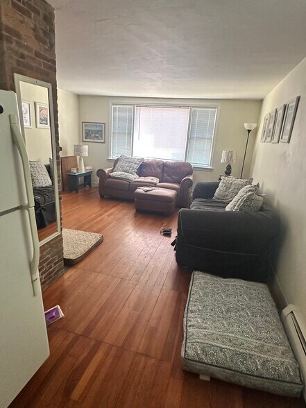 living room - 38 Howard St