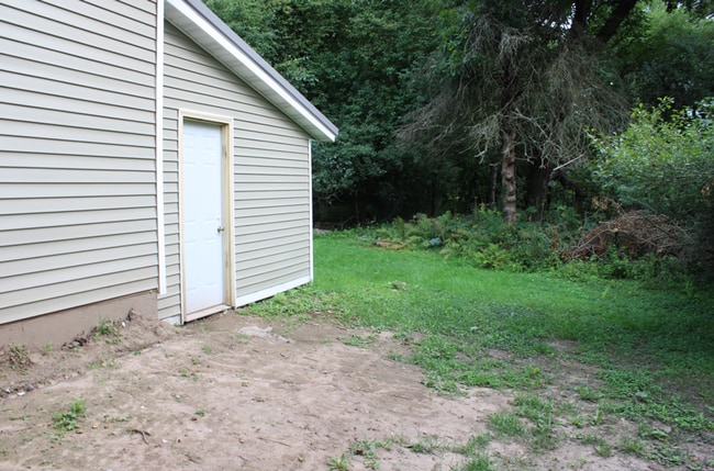 Building Photo - 218 Sabin Ave W