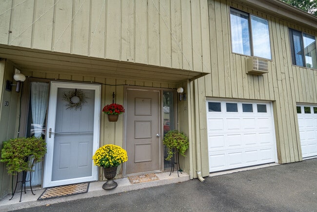 Building Photo - 32 Saginaw Trail