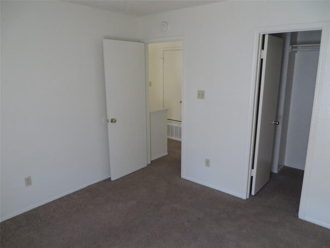 Building Photo - 2217 Katy Ln