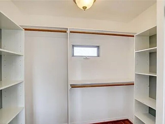 Building Photo - (Ellie:B) 900-902 Havenhurst Drive &amp; 8117 Willoughby Avenue