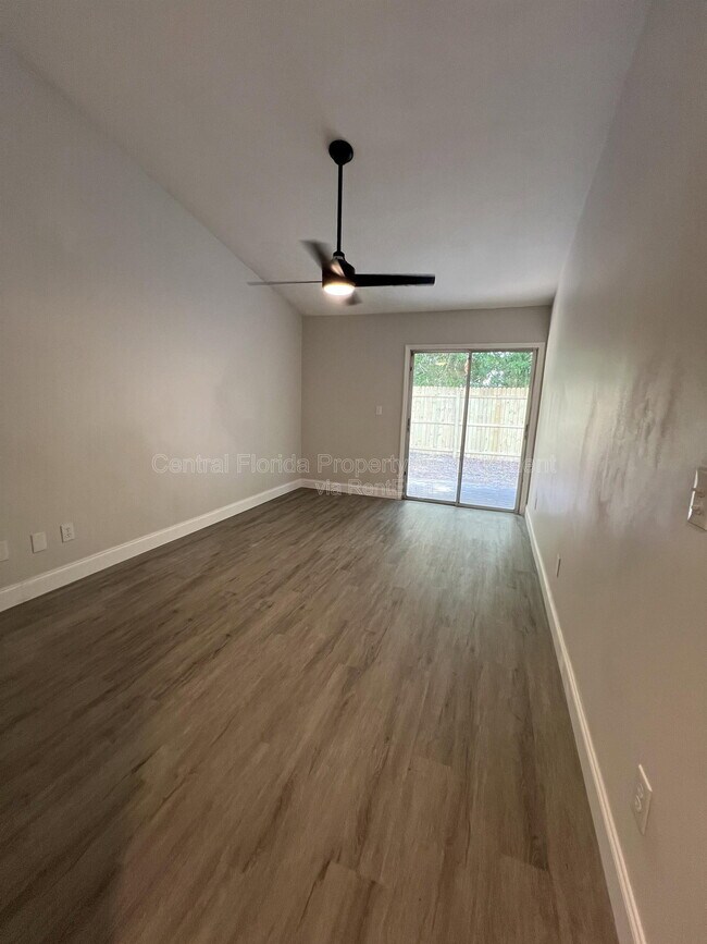 Building Photo - 914 Robinhood Ct