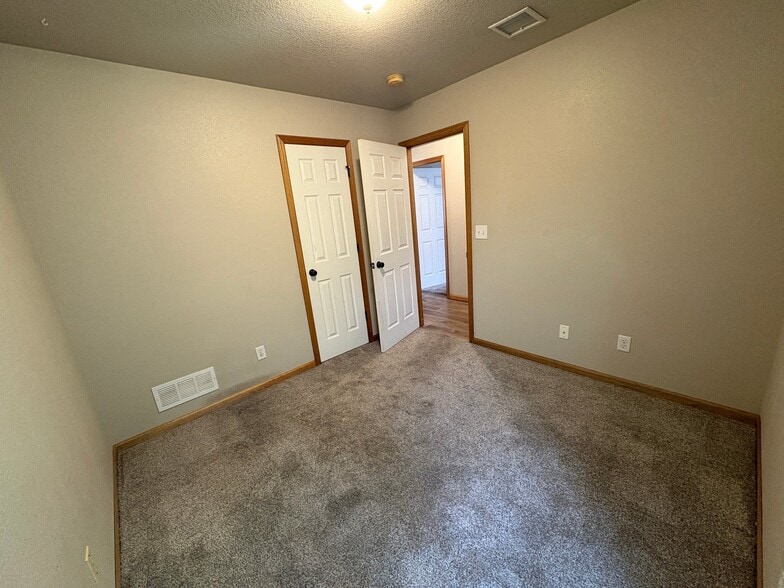 Building Photo - 107 SW Rock Gdn Ln