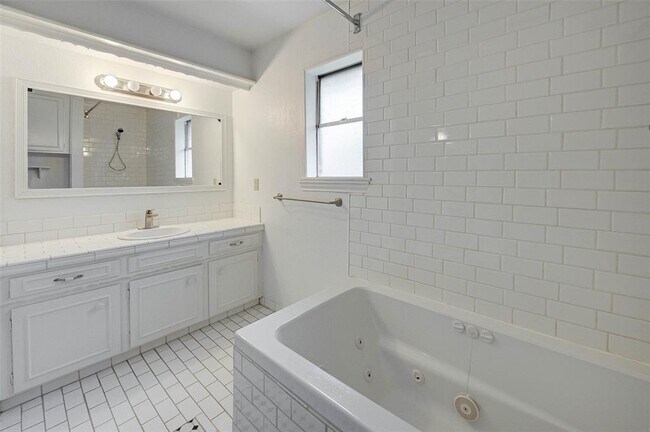 Building Photo - 5403 Clift Haven Dr