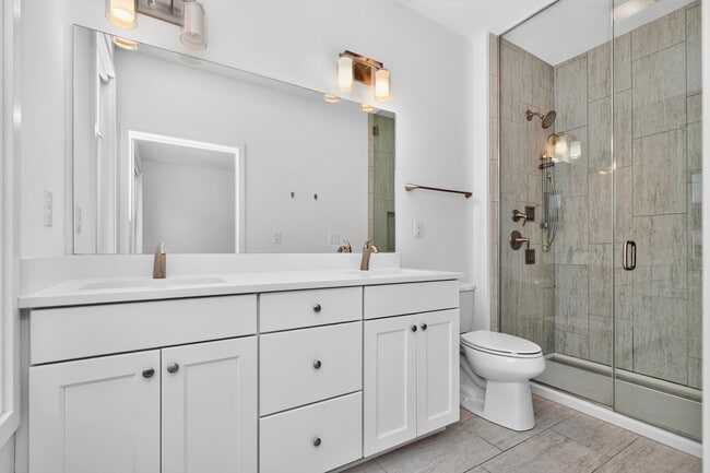 Building Photo - LUXURY TOWNHOME!! 3 Bedroom, 2.5 Bathroom Townhome in Des Moines!