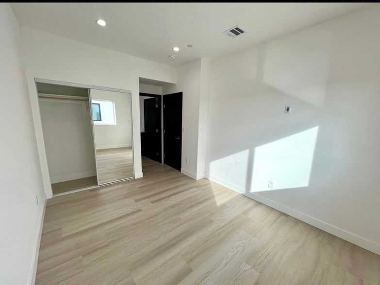 Building Photo - 4900 Lennox Blvd