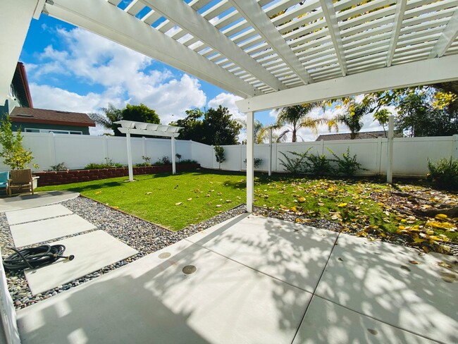 Building Photo - Modern Elegance in North Clairemont! Updat...