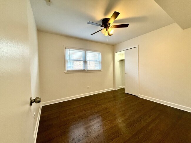 Building Photo - 6017 W Montrose Ave