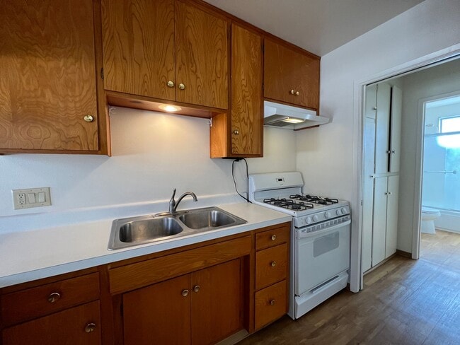 Building Photo - Upstairs, One Bedroom Apartment, Great Location