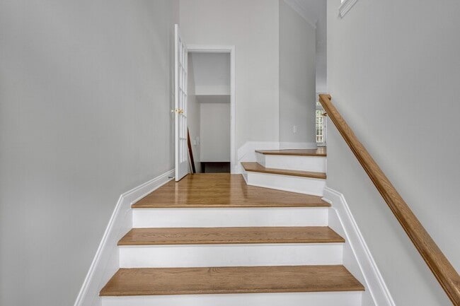 Building Photo - 1240 Dunwoody Cove