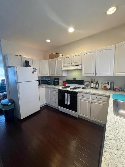 Primary Photo - 112 W 7th St