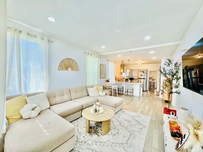 Building Photo - 4 Bedroom 2 Bath Bungalow, in Forsyth Park- Available Jan 3rd!!!