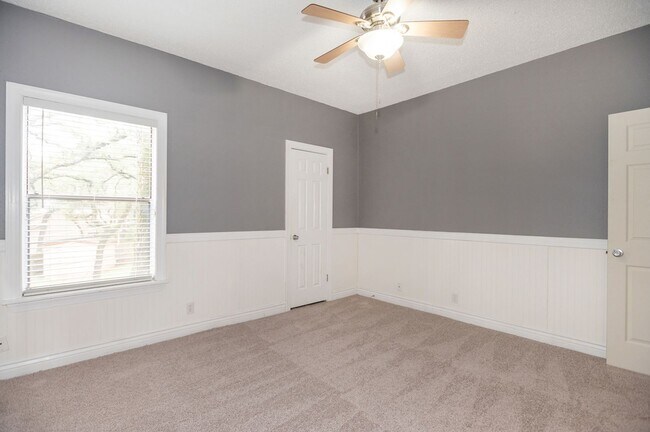 Building Photo - Second Floor, Corner Condo Unit - Move In Ready!