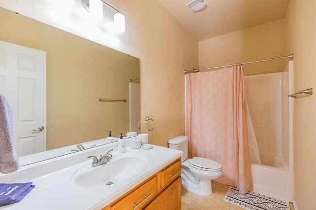 Building Photo - 3 Bed 2 Bath Fully Furnished Home - Pet Fr...