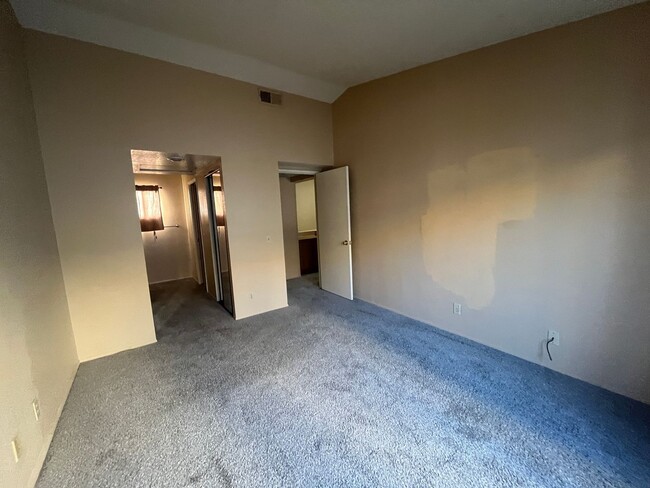 Building Photo - 2 Bedroom, 2.5 Bathroom Condo for Rent in ...