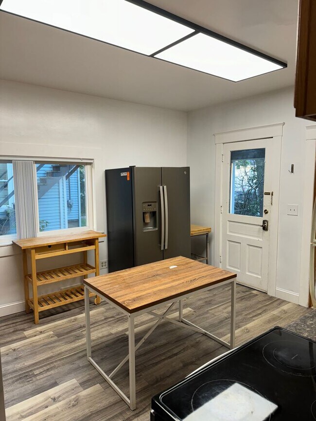 Building Photo - 841 E University Ave