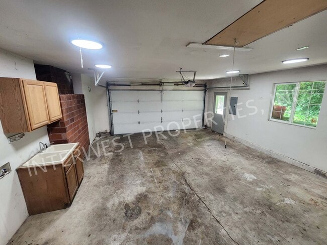 Building Photo - Large 3 Bed+ Bonus Room SW Pdx Home, Natur...