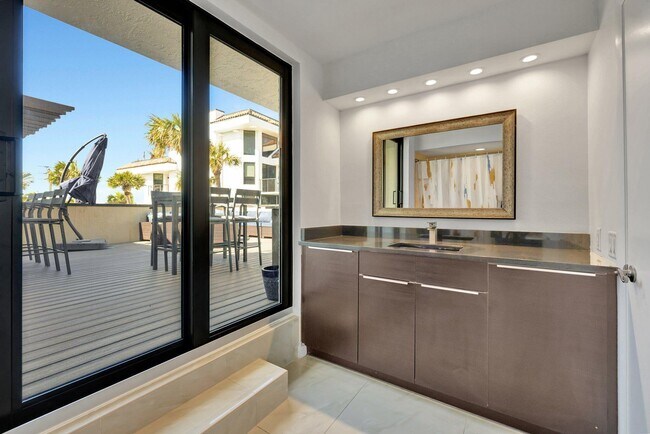 Building Photo - 4100 N Hwy A1A