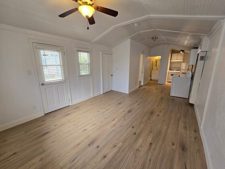 Building Photo - 5826 Willoughby Ave