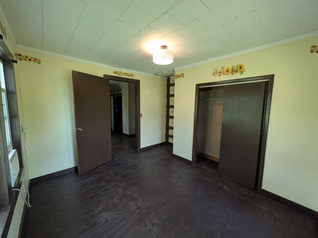 Building Photo - 405 S Skaggs Rd