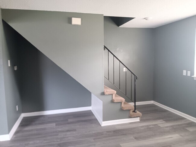 Building Photo - Spacious 3-bedroom, 1.5-bath townhome available