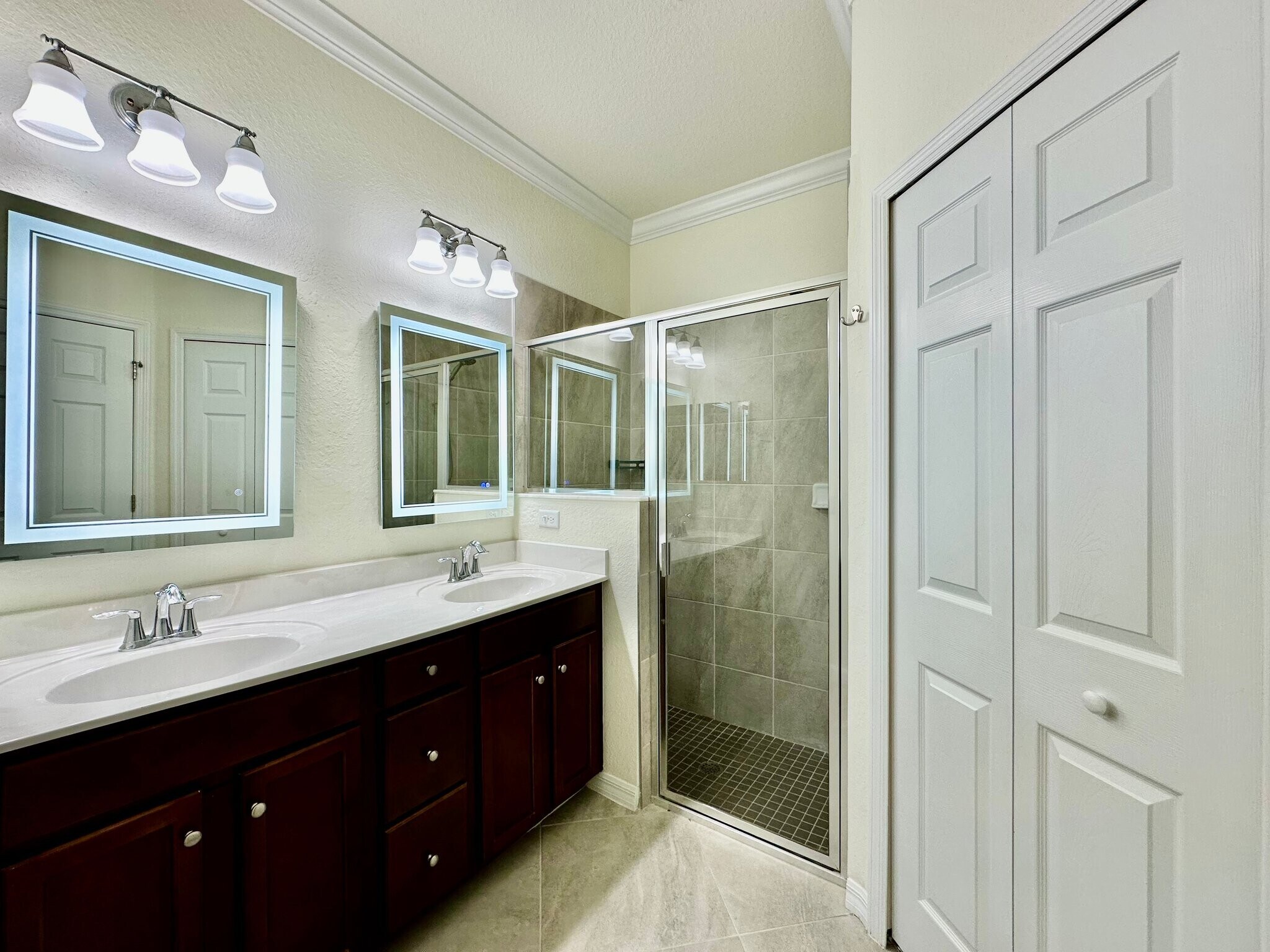 Building Photo - 1823 Alameda Dr