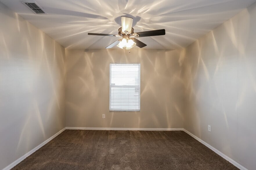 Building Photo - 221 Lookout Dr