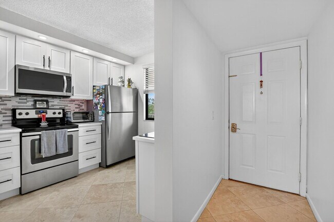 Building Photo - 6205 Balboa Cir