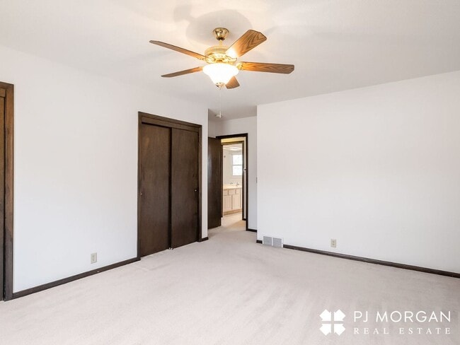 Building Photo - 3 Bed 3 Bath Duplex - Available now