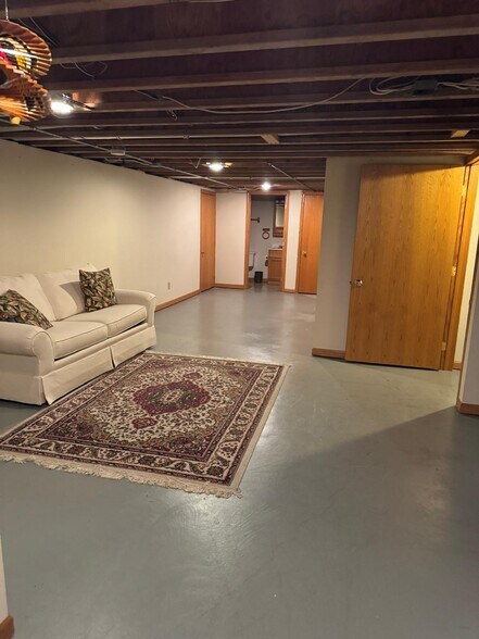 Building Photo - 533 East St