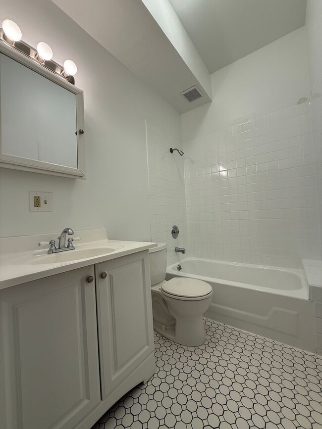Building Photo - 556 W 37th St