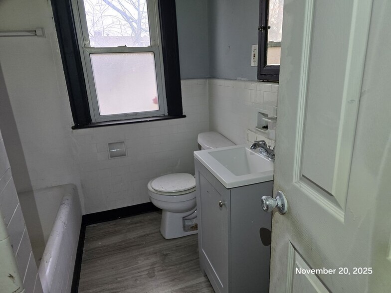 Building Photo - 9379 Manor