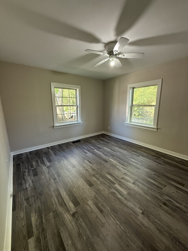 Building Photo - 923 Woodward Rd