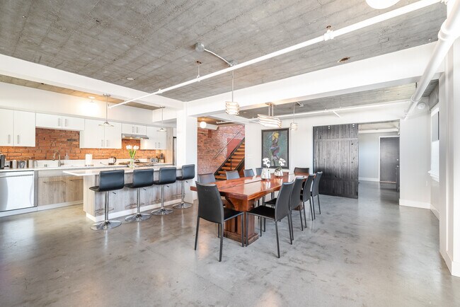 Building Photo - Penthouse