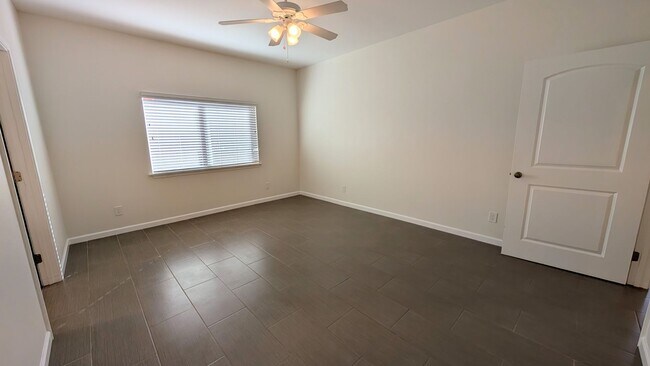 Building Photo - Spacious 4 bed 3 bath home near Diamond Head