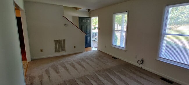 Building Photo - 3 bedroom home with fenced rear yard