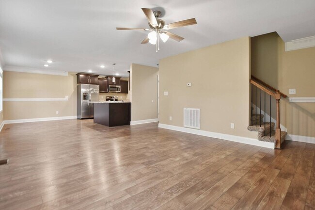 Building Photo - Three Bedroom in Magnolia Place!