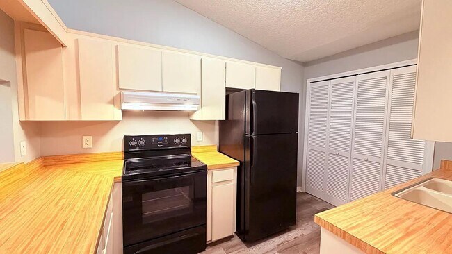 Building Photo - 7909 Richwood Dr