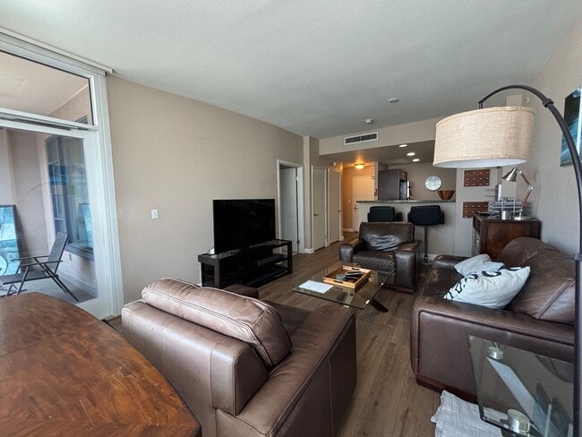 Building Photo - Modern Downtown Condo with Balcony, Pool, and Reserved Parking