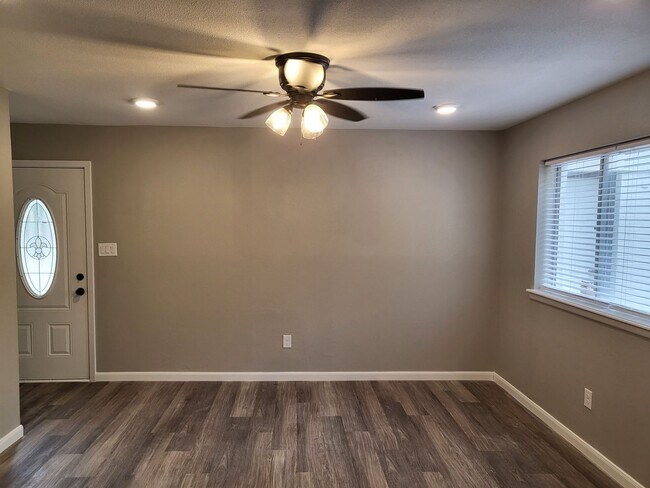Building Photo - 1213 Carroll Dr
