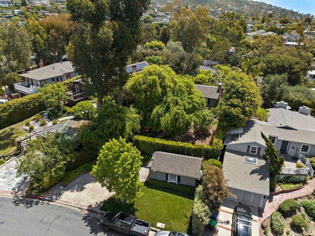 Building Photo - Classic Modern Cottage in Laguna Village