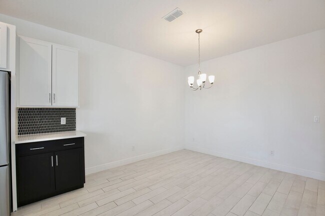 Building Photo - Stunning 3/2.5 Modern Townhome with a Priv...
