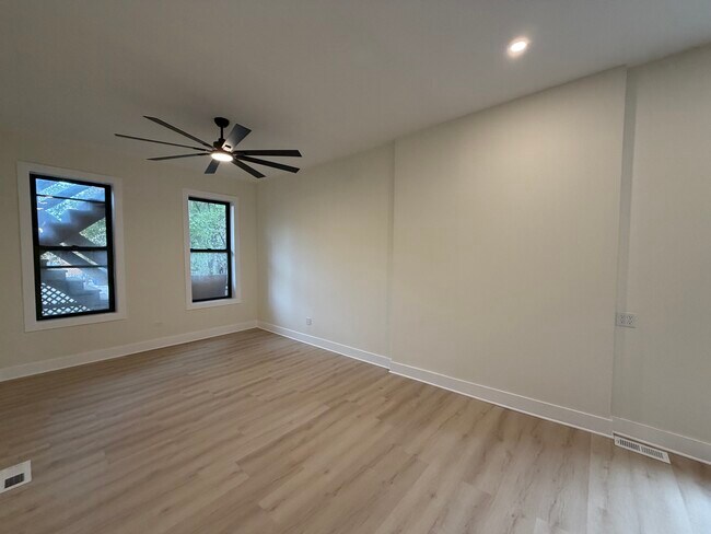 Building Photo - 1322 W Ohio-2R