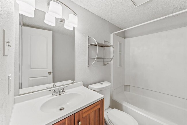 Building Photo - 6261 Ludington Dr